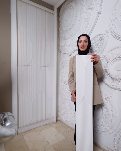 20x120 cm dikey poliüretan panel duvara yaslanmış görünüm