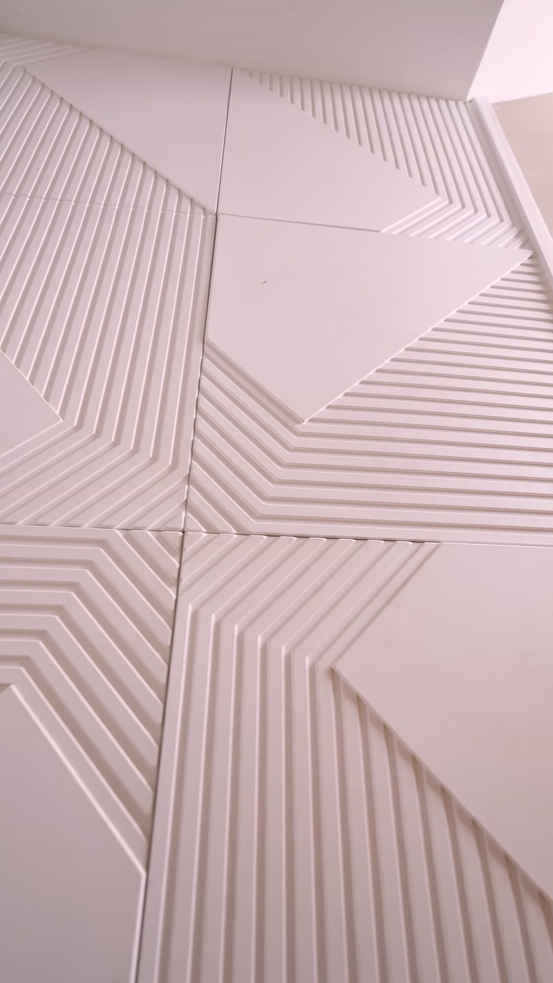 Farklı yönlerde dizilen kare panellerin geometrik yüzey detayları görülüyor