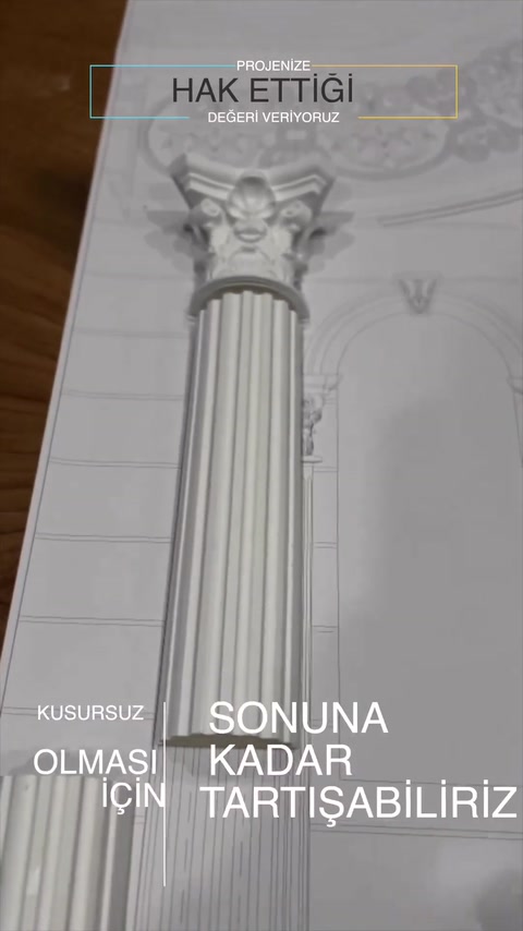 Başlık ve yivli gövdesi birleştirilen dekoratif sütun görülüyor