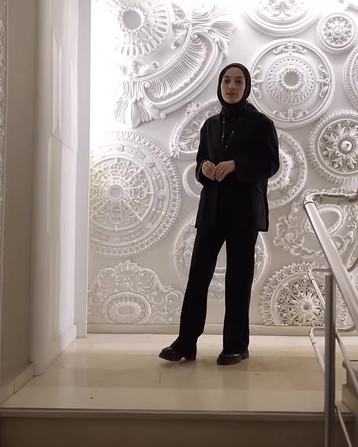 Farklı desenlerde poliüretan tavan göbeklerinin sergilendiği geniş ürün duvarı