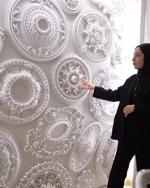 Kabartmalı çiçek ve geometrik motifli göbek modelleri birlikte sergileniyor