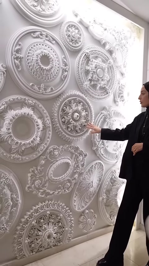 Çiçek ve yaprak motifli beyaz tavan göbekleri yakından görülüyor