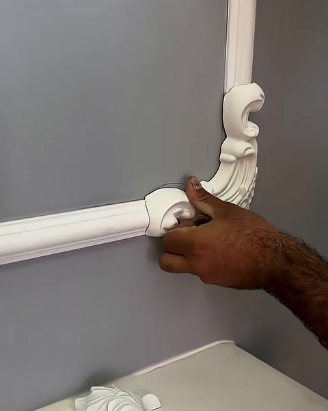 Ellerdeki kıvrımlı parça iki çıtanın kesişimine dikkatlice hizalanıyor.