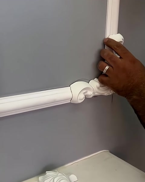 Dikey çıta ile süslü köşe elemanının uyumu kontrol ediliyor.