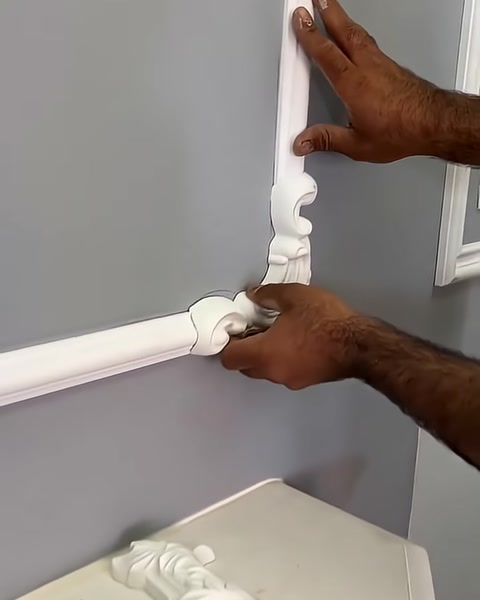 Usta süslü köşe elemanını iki yöndeki çıtalarla birlikte tutuyor.