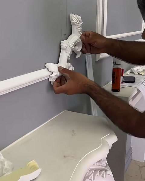 Uzun yaprak bezemeli köşe elemanı dikey çıta yanında sergileniyor.