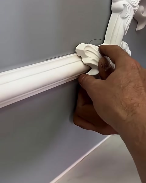 Çiçek biçimli alt detay yatay çıtanın ucunda yakından deneniyor.