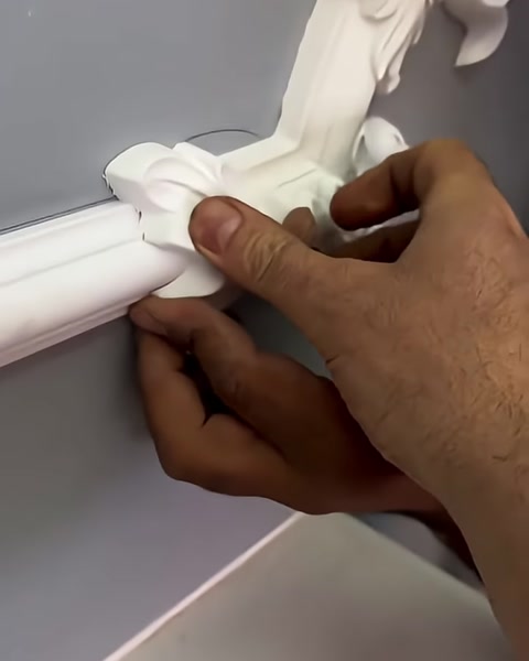 Köşe motifinin profil birleşimine boşluksuz oturuşu elle kontrol ediliyor.