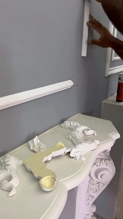 Farklı dekoratif parçalar uygulama öncesinde sehpa üzerinde sergileniyor