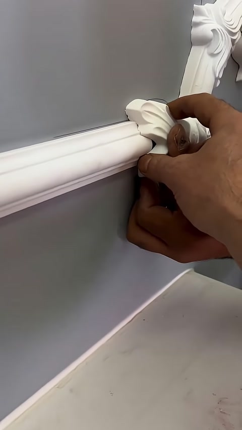Yaprak motifli birleşim parçasının çıtaya oturuşu yakından inceleniyor