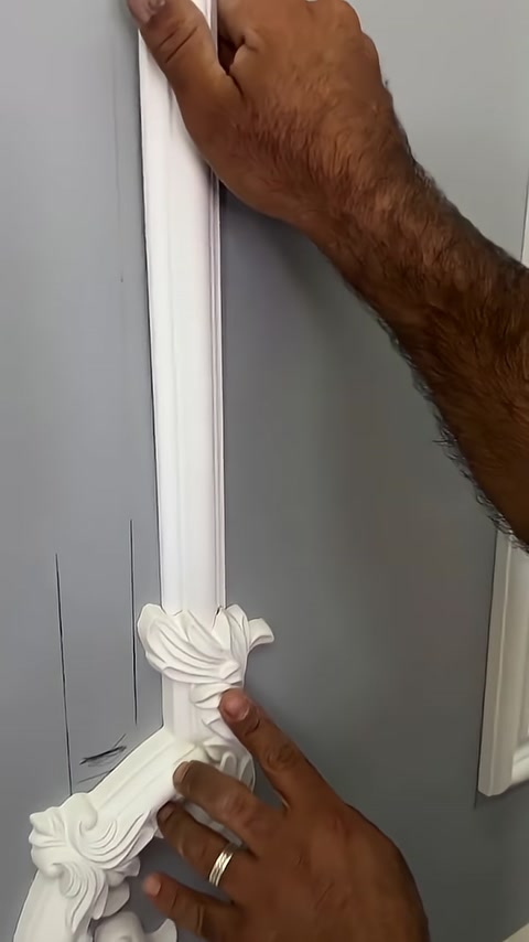 Dikey çıta profili dekoratif yaprak motifinin üzerine hizalanıyor