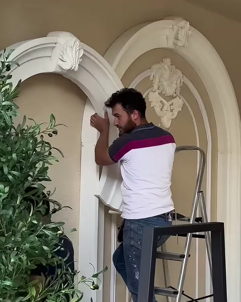 Kemer köşesindeki poliüretan süsleme dikkatle yerine oturtuluyor