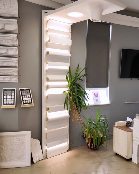 Gizli aydınlatmalı sütun girişi showroom koridorunda görünüyor