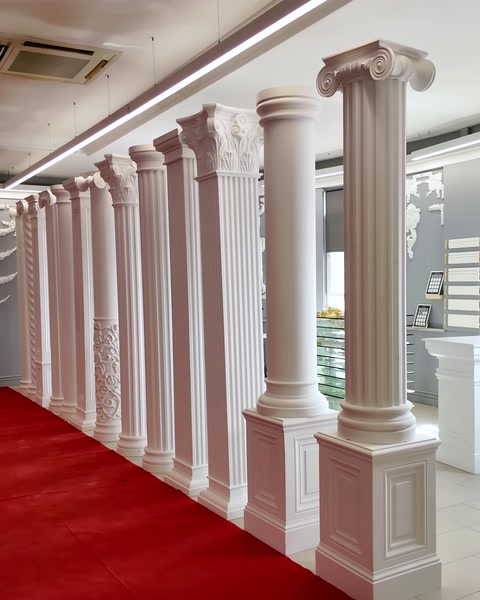Kırmızı halı boyunca uzanan sütun sırası showroomda görünüyor