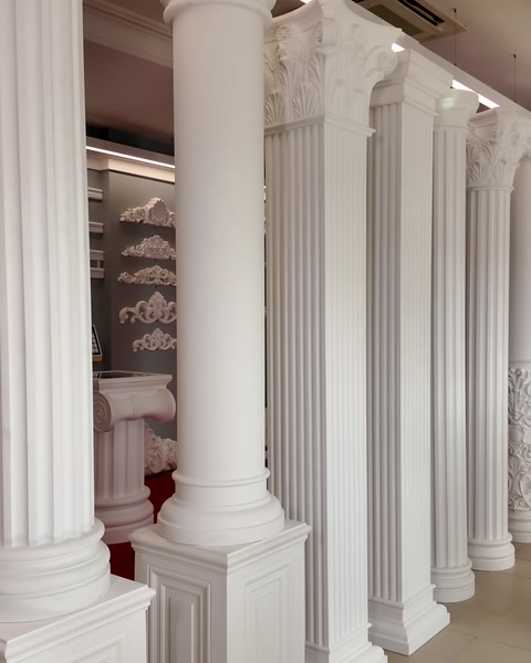 Oluklu gövdeli sütunlar sırayla showroom salonunda diziliyor