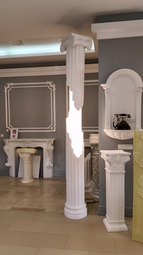 Duvar çıtaları, şömine ve sütunlarla düzenlenmiş showroom köşesi