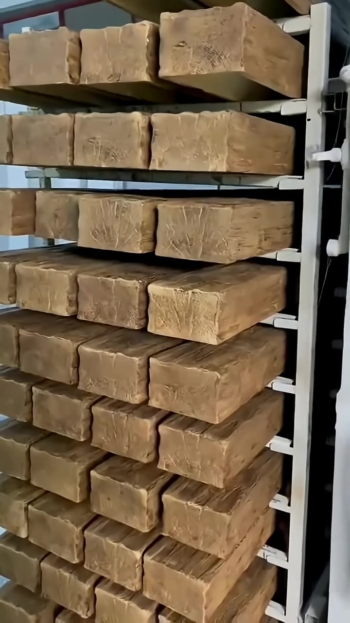 Raflarda sıralanan ahşap taklidi poliüretan kiriş ve mertek modelleri