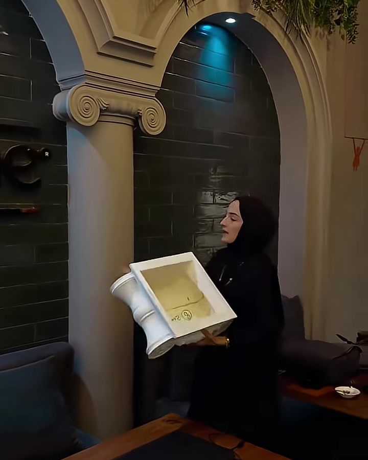 Restoran duvarında sütun başlığı ve kemerli söve uygulaması görülüyor