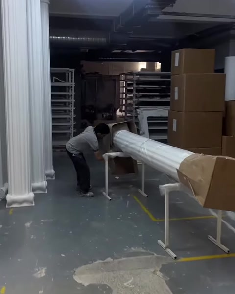 Yatay sütunun koruyucu ambalajı çalışan tarafından çıkarılıyor