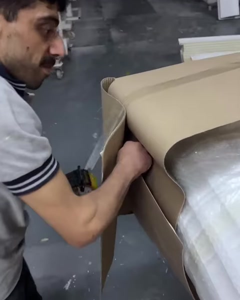 Ambalaj açılırken sütunun yivli beyaz yüzeyi ortaya çıkıyor