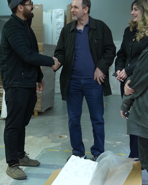 Fabrika girişinde yetkili müşteriyi tokalaşarak karşılıyor