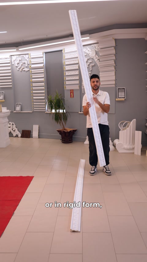 Sert bordür modeli düz formunu koruyarak çapraz tutuluyor.