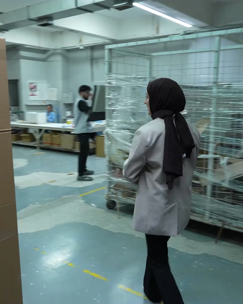 Fabrika üretim hattında çalışanlar panel üzerinde çalışıyor