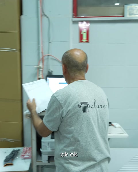 CNC operatörü tablet üzerinden kesim ölçülerini kontrol ediyor