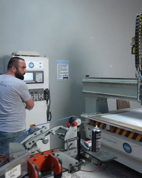 CNC makinesi kontrol panelinde ayarlar yapılıyor