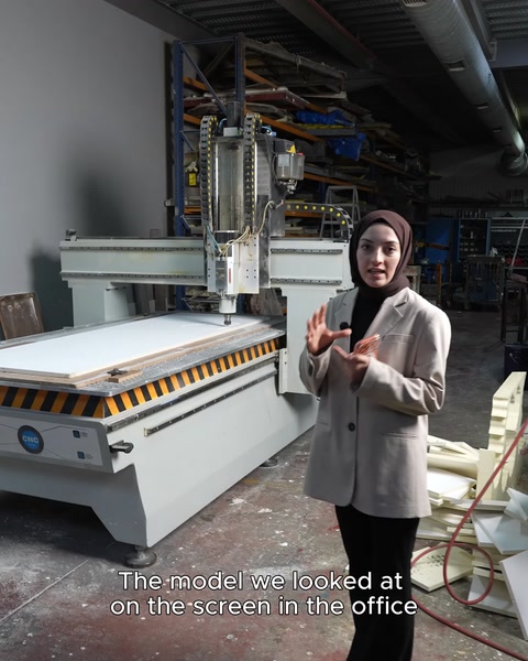 CNC tezgahı önünde üretim süreci anlatılıyor