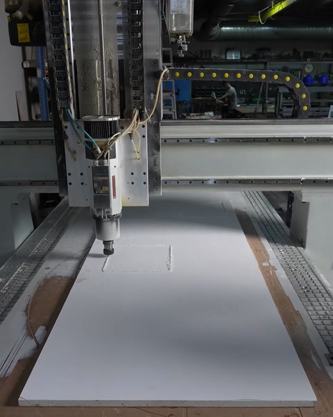 CNC tezgahında yapay pencere paneli hassas şekilde işleniyor