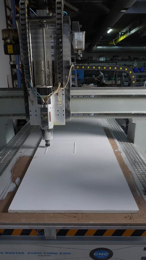 CNC kesici panel üzerindeki pencere modülü hatlarını işliyor