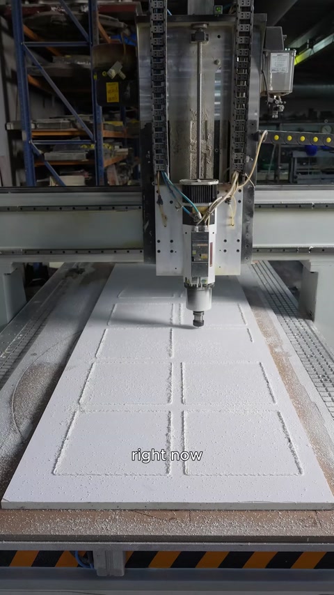 İşlenmiş panel üzerinde kemerli pencerenin bütün formu ortaya çıkıyor