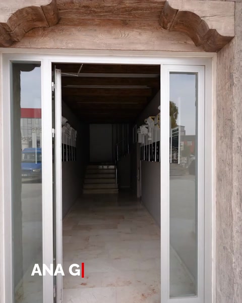 Fabrikanın camlı ana giriş kapısı ve koridor görünümü