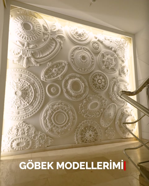 Duvarda sergilenen çok sayıda dairesel göbek tavan modeli
