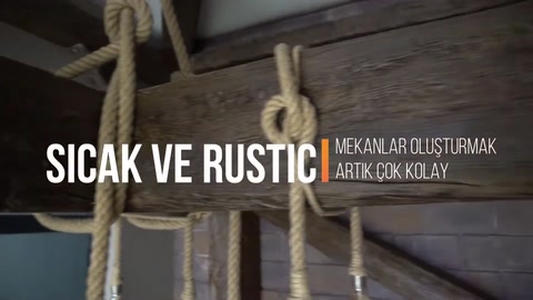 Tavan kirişleri ve halat detaylarıyla tamamlanan rustik iç mekân