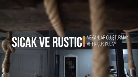 Kiriş dekorasyonunun uygulandığı rustik salon ve tavan görünümü