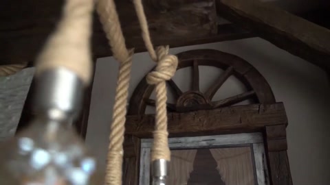 Kemerli pencere önünde halatlı kiriş ve aydınlatma düzeni