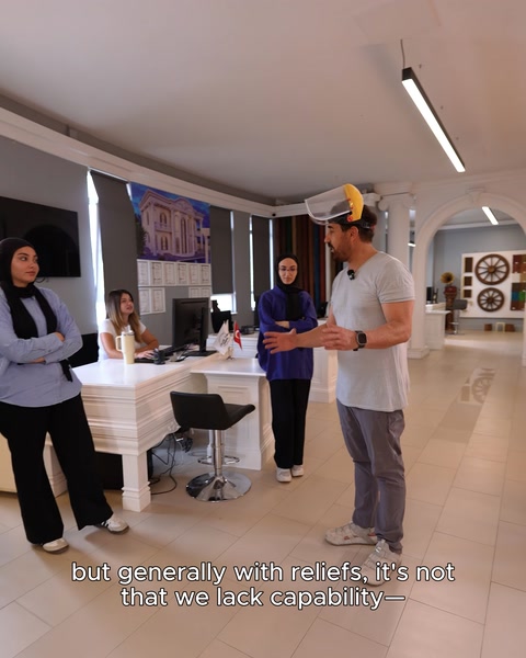 Sarı bareti takan yetkili müşteriye rölyef seçenekleri hakkında bilgi veriyor