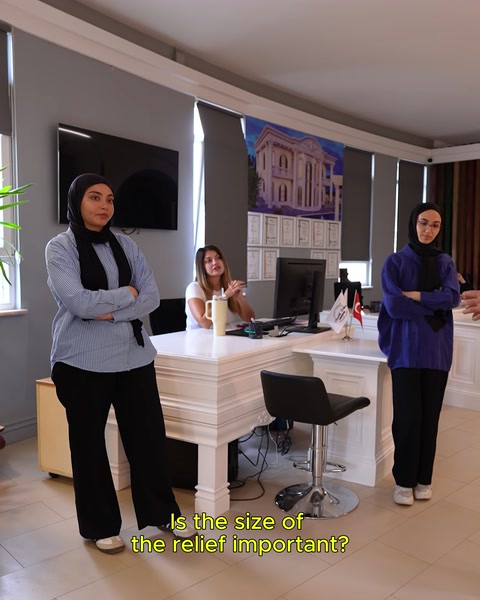 Showroom masasında ölçü ve boyut konusunda karşılıklı görüşme