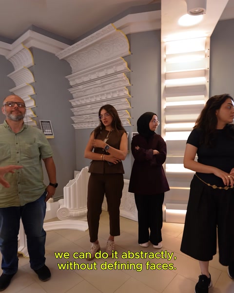 Ziyaretçiler sütunlu kartonpiyer mekanında showroom turu geziyor