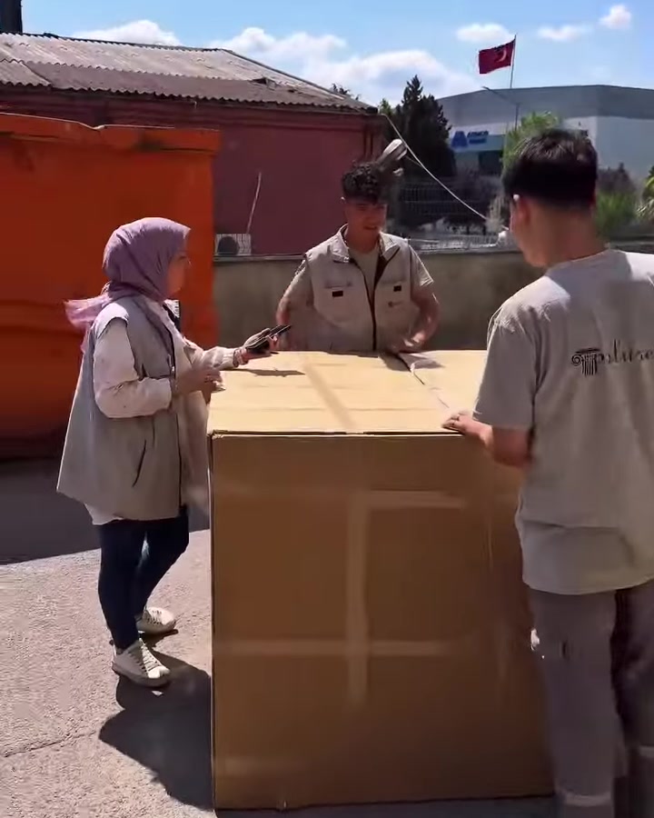 Sevkiyat alanında büyük karton ambalaj kalite kontrolüne hazırlanıyor