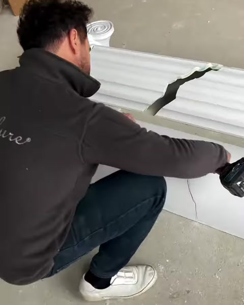 Usta, sütun parçaları arasındaki kesim hattını elektrikli aletle açıyor