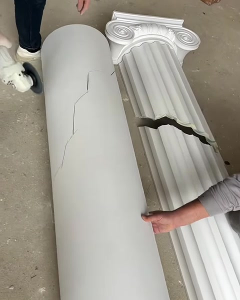 Düz sütun yüzeyinde zikzak biçimli kırık kesim çizgisi görülüyor