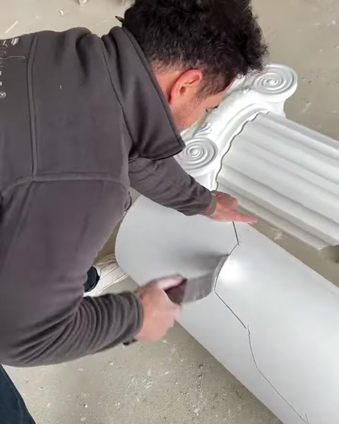 Sütun başlığına yakın bölüm elektrikli kesiciyle dikkatlice ayrılıyor