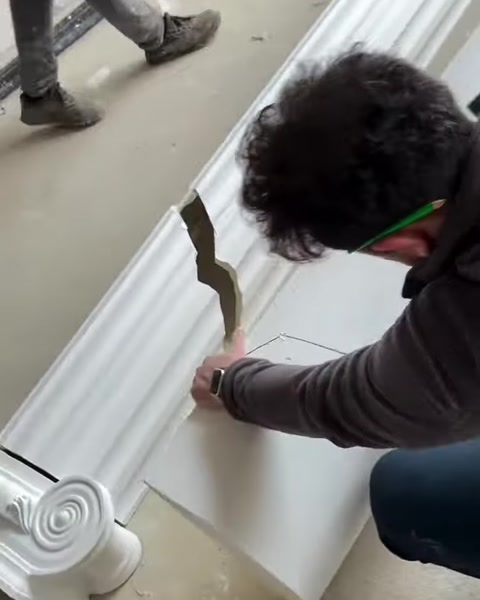 İşaretlenen zikzak hat boyunca kırık sütun detayı açılıyor
