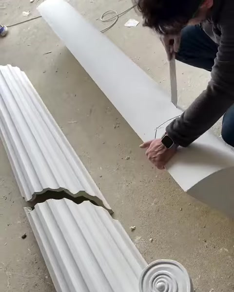 Uzun düz kaplama parçası belirlenen çizgi üzerinden kesiliyor
