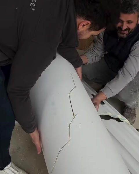 İki usta kesilmiş kaplama bölümünü gövdeden ayırıyor