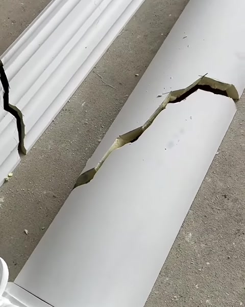 Düz kaplamadaki zikzak kesim boşluğu yakından görülüyor