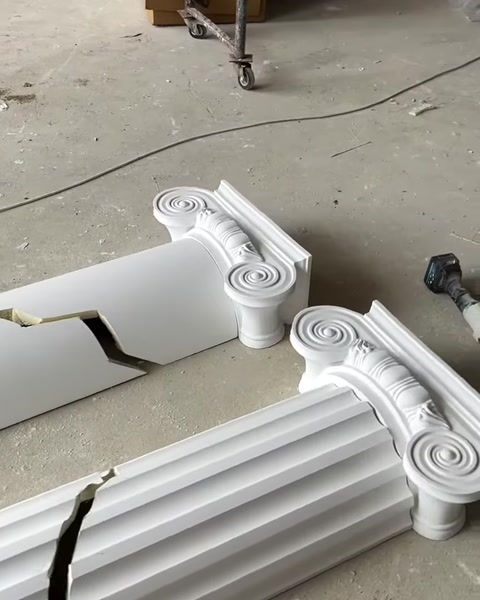 Kırık kesimli gövdeler ve volütlü sütun başlıkları düzenlenmiş halde